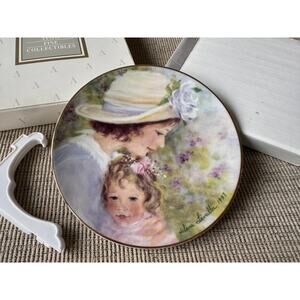 Vintage 1997 Avon Tender Moments Mothers Day Porcelain 22K Gold Trim Plate 5"
